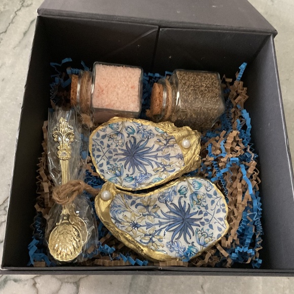 Set of Oyster Shell Salt & Pepper Dishes with Spoons & Glass Jars of Salt/Pepper - Picture 2 of 3